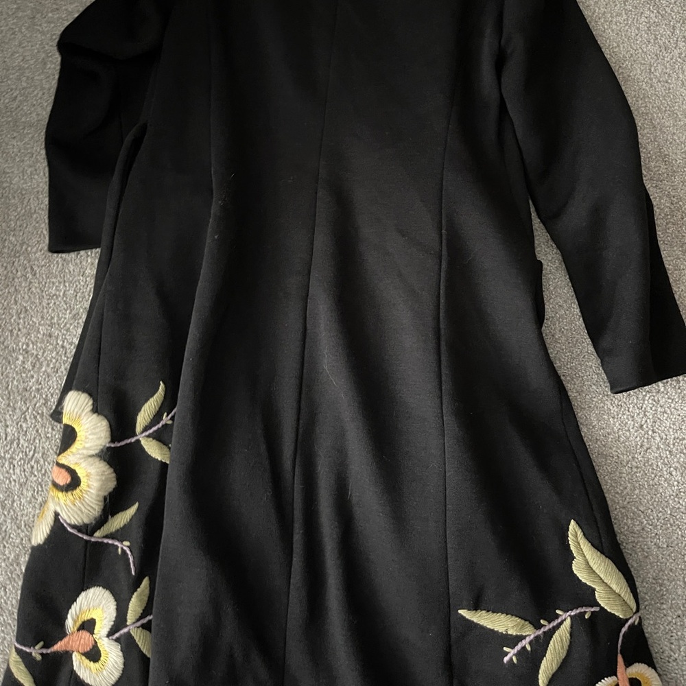 Long wool coat with embroidered accents in white and yellow by Kay Unger - Picture 6 of 10